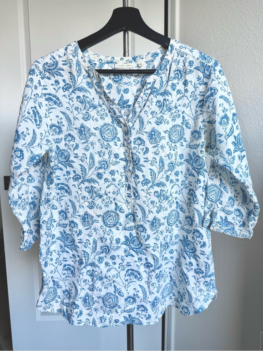 Cabbages & Roses M Linen Uniqlo White Top Blue Floral Summer Cruise Travel Trips